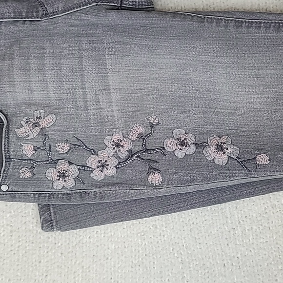 Artisan NY Embroidered Flower High-Rise Skinny Crop Ankle Jeans in Gray & Pink - Picture 12 of 17